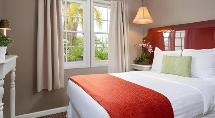 The Lafayette Hotel, Swim Club & 3*