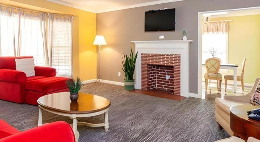 The Lafayette Hotel, Swim Club & Hotel 3*